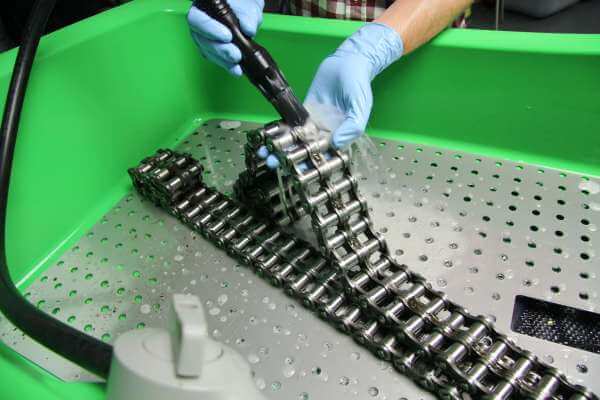 Wytrzymała i ładowna myjka warsztatowa