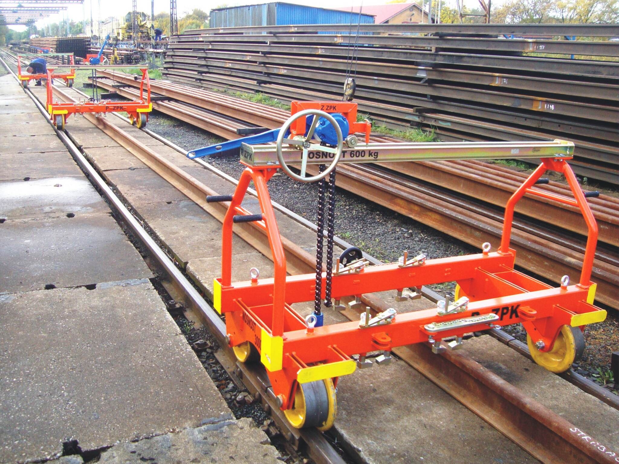 Wózek kolejowy do transportu i układania szyn ZPK