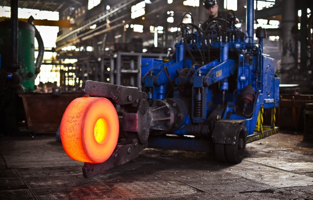 Pierścień kuty swobodnie